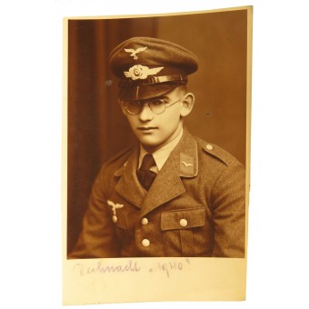 Flak Soldat studio-ritratto in cappello visiera e Tuchrock. Espenlaub militaria